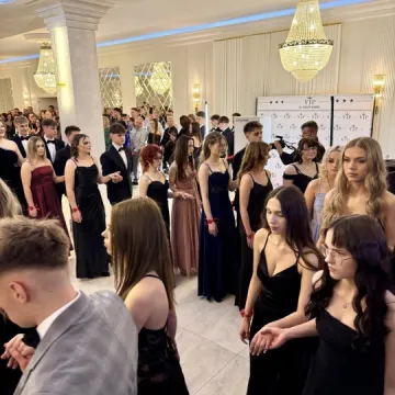 Odliczanie do matury rozpoczęło się eleganckim balem w LO Przedborzu