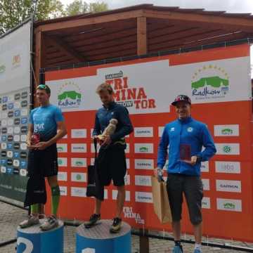 Mateusz Półrola na podium triathlonu w Radkowie