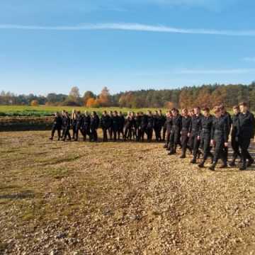 Manewry klas mundurowych z radomszczańską Policją