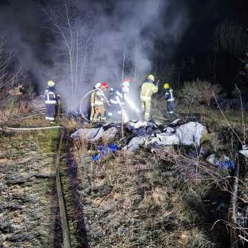 Pożar dzikiego wysypiska odpadów w Borowiecku-Kolonii