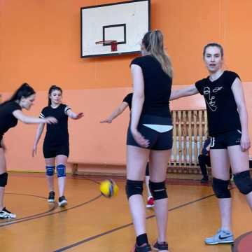W lidze siatkówki kobiet w Radomsku wygrana lidera i wicelidera tabeli