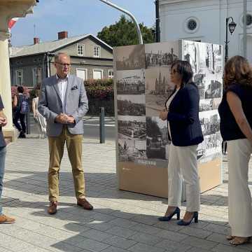 [WIDEO] „Radomsko podczas II wojny światowej” – Nowa wystawa plenerowa przed Muzeum Regionalnym w Radomsku