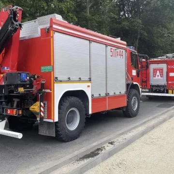 34-latek jechał za szybko. Wjechał w ogrodzenie posesji