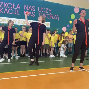 Zasłużone wakacje. Uczniowie „Jedynki” uroczyście zakończyli rok szkolny