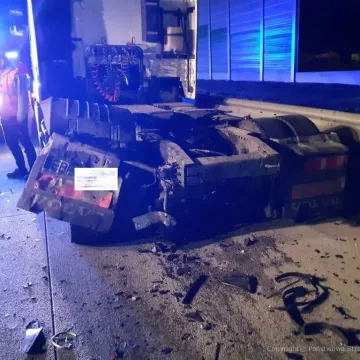 Na A1 mazda uderzyła w holowaną ciężarówkę