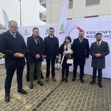 Nowy rozdział dla rodzin z Radomska. Wręczono klucze do mieszkań SIM