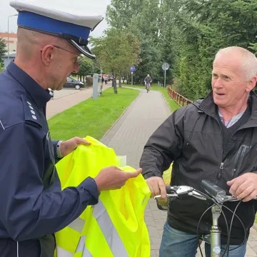 Rowerzyści i piesi w Radomsku otrzymali kamizelki odblaskowe