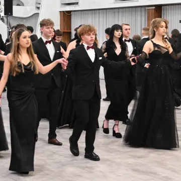 Polonez i odliczanie do matury. Studniówka ZSE w Radomsku