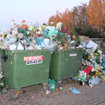 Kamieńsk: Ruch na cmentarzu w przeddzień Wszystkich Świętych