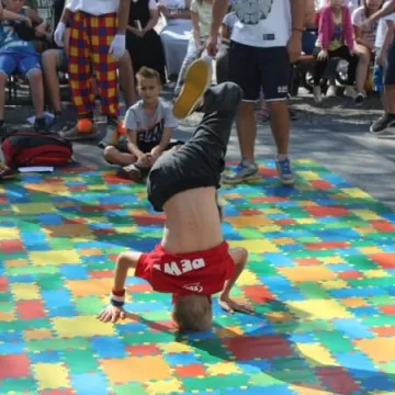 Taneczna wojna na placu 3 Maja