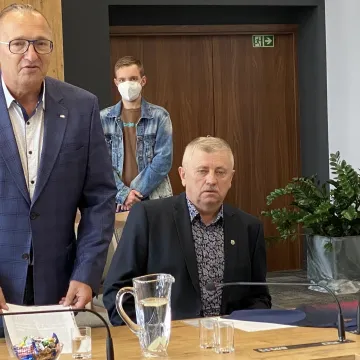 Młodzi tenisiści UMLKS Radomsko z prezentem dla prezydenta