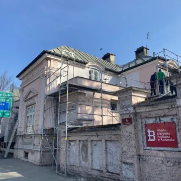 Trwa remont biblioteki w Radomsku. Zmienia się wnętrze i elewacja budynku