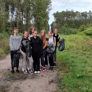 Uczniowie sprzątają świat