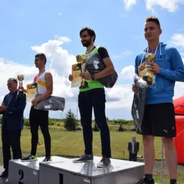 Pobiegli w memoriale 