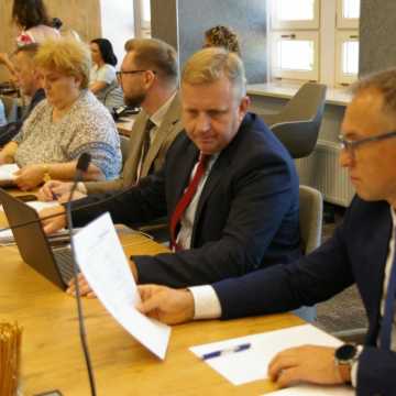 Rozpoczęła się sesja Rady Miejskiej w Radomsku. Będzie m.in. dyskusja nad udzieleniem absolutorium prezydentowi