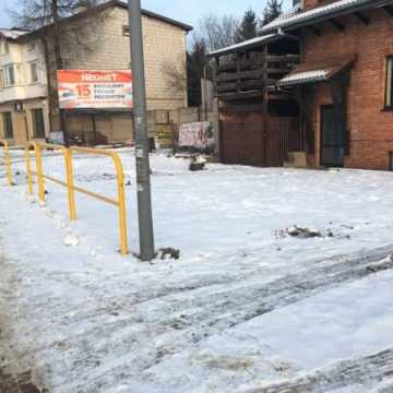 Abstrakcyjne barierki na ul. Krakowskiej demontowane 