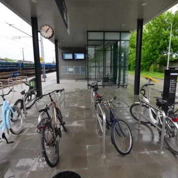 Nowe dworce w Gorzkowicach i Wilkoszewicach otwarte dla podróżnych