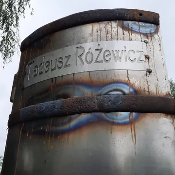 Rzeźba z projektu „RaDOMsko Różewicza” już stoi