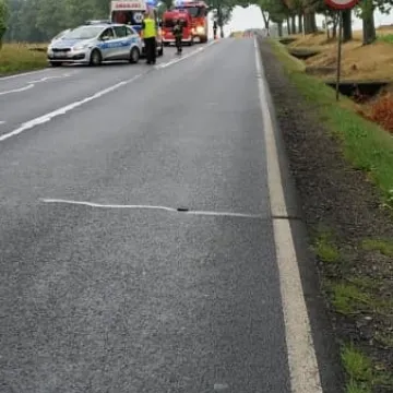 Nadmierna prędkość. Efekt: samochód w rowie