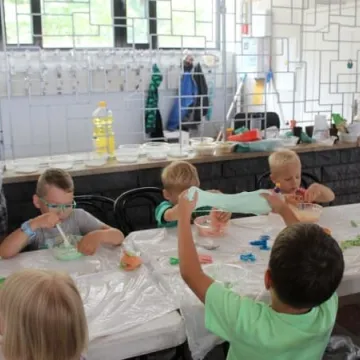 „Sensoryczne masy plastyczne”, warsztaty dla dzieci w MDK