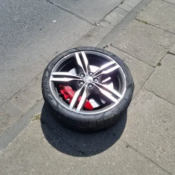 Zderzenie ferrari i mazdy w Piotrkowie Trybunalskim