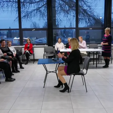 Seniorzy z UTW „Wiem Więcej” spotkali się z aktorką Anną Rakowską