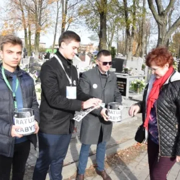 Kwesta na cmentarzach w Radomsku