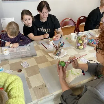 Powrót do korzeni. Uczestnicy warsztatów tworzyli pisanki batikowe w Muzeum Regionalnym w Radomsku
