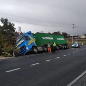 W Kodrębie cieżarówka wylądowała w rowie