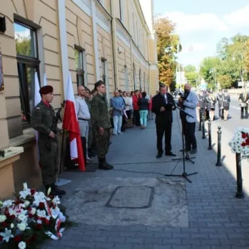 Odsłonięcie tablicy poświęconej żołnierzom KWP