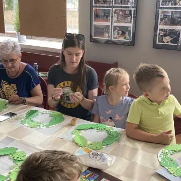 Emocje i wiosna na warsztatach kartonowych w Muzeum Regionalnym w Radomsku