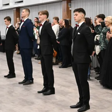 Polonez i odliczanie do matury. Studniówka ZSE w Radomsku