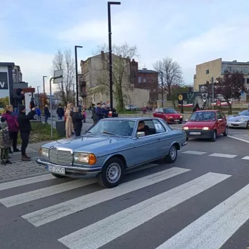 Zlot i parada zabytkowych samochodów w Święto Niepodległości w Radomsku