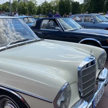 Klasyki zaparkowały w Radomsku. Trwa Auto-Moto Weteran 5