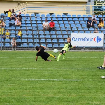 Mali piłkarze na dużej murawie