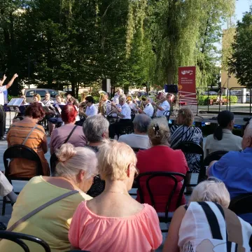 Koncert Orkiestr Dętych w parku Świętojańskim w Radomsku