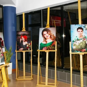 Wygrały z nowotworem. Teraz pozują do zdjęć, by dać siłę chorym kobietom