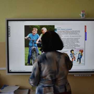 Nowe monitory interaktywne w szkołach w gminie Kamieńsk
