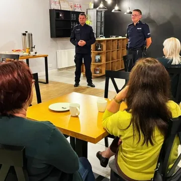 Policjanci ostrzegają seniorów przed oszustami