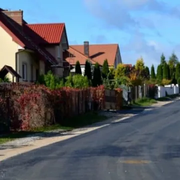 Dwie ulice z nowym asfaltem