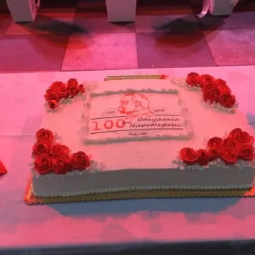 Tort i koncert na Święto Niepodległości