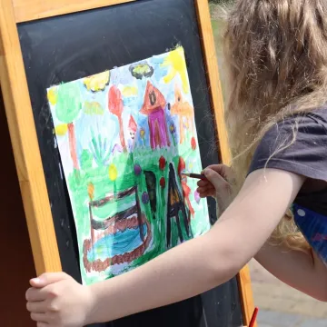 Przedszkolaki malowały w plenerze
