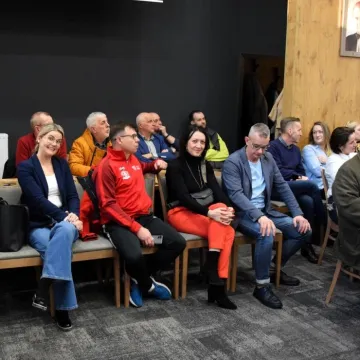 Wymysłówek. Co tam się zadzieje? Plaża miejska, sezonowe baseny, domki dla seniorów...