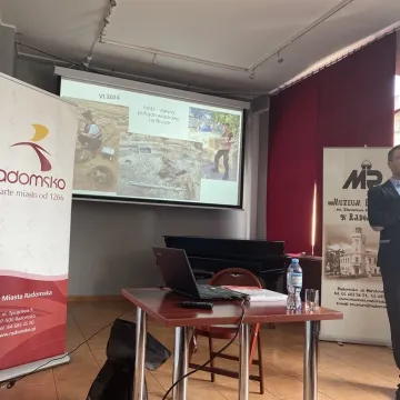 [WIDEO] Poszukiwania szczątków kapitana Stanisława Sojczyńskiego-Warszyca. Wykład dr Krzysztofa Latochy w Muzeum Regionalnym w Radomsku