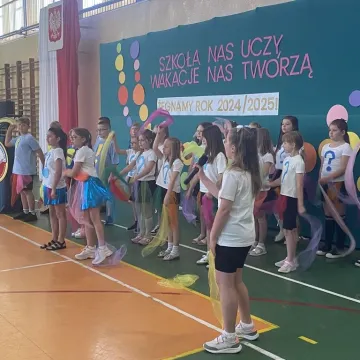 Zasłużone wakacje. Uczniowie „Jedynki” uroczyście zakończyli rok szkolny