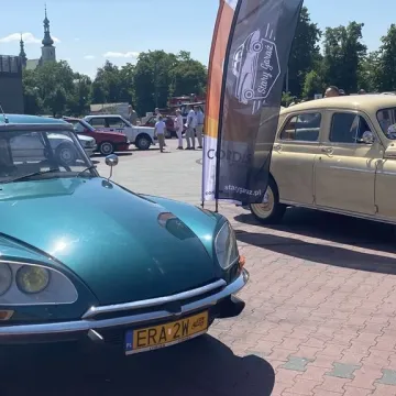 Auto - Moto Weteran 6.  W Radomsku zaparkowały motoryzacyjne legendy