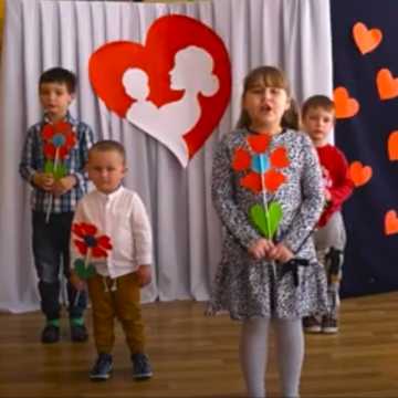 Z okazji Dnia Matki radomszczańskie przedszkolaki zorganizowały koncert „w sieci”