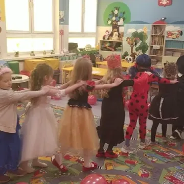 „Zerówiaki” z PSP 8 w Radomsku bawiły się na balu karnawałowym. Świętowały też dzień pizzy