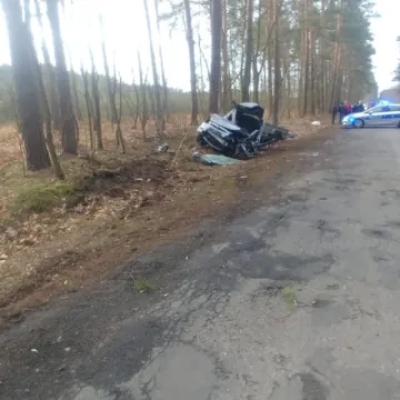 Wyprzedzał kilka samochodów. Stracił panowanie nad pojazdem