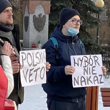 „Zjednoczeni dla Wolności” protestowali w Radomsku przeciwko rządowym obostrzeniom